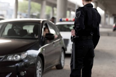 Cop tutan ve araba durdu polis kırpılmış atış 