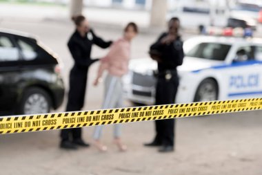 çapraz çizgi ve polis memuru kadın tutukluyor closeup çekim arka plan bulanık 
