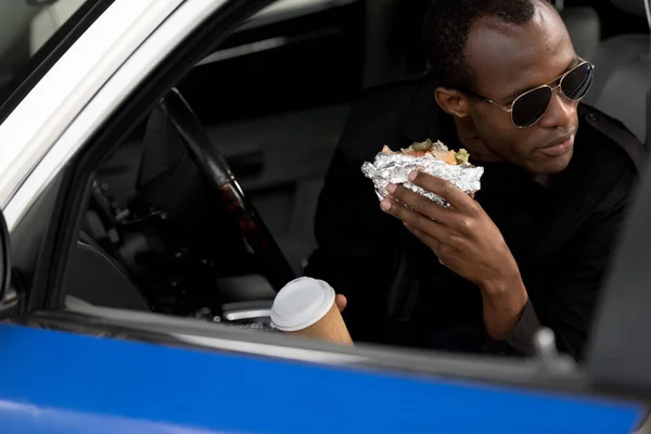 Policial Afro Americano Óculos Sol Almoçando Carro — Fotografia de Stock