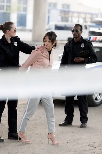 Policial Segurando Preso Mulher Enquanto Policial Perto — Fotografia de Stock