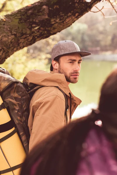 Junger bärtiger Mann mit Rucksack unterwegs — Stockfoto