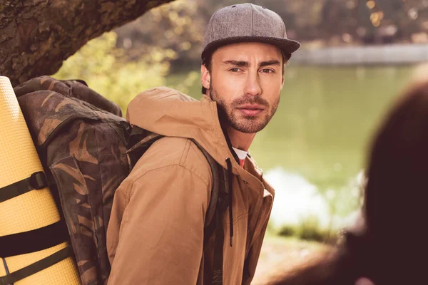 Jovem homem barbudo viajante com mochila — Fotografia de Stock