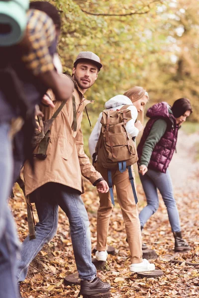 Amigos mochileros en bosque de otoño - foto de stock