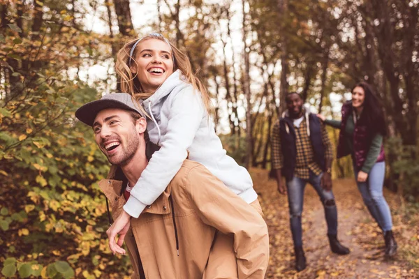 Des amis heureux qui s'amusent en forêt — Photo de stock