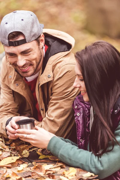 Sonriente hombre dando copa a la mujer - foto de stock