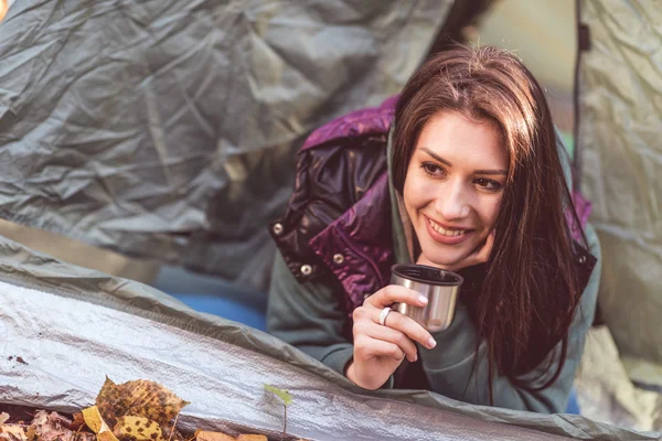 Donna in tenda con tazza metallica — Foto stock