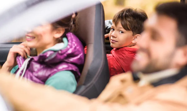 Усміхнений хлопчик на задньому сидінні автомобіля — стокове фото