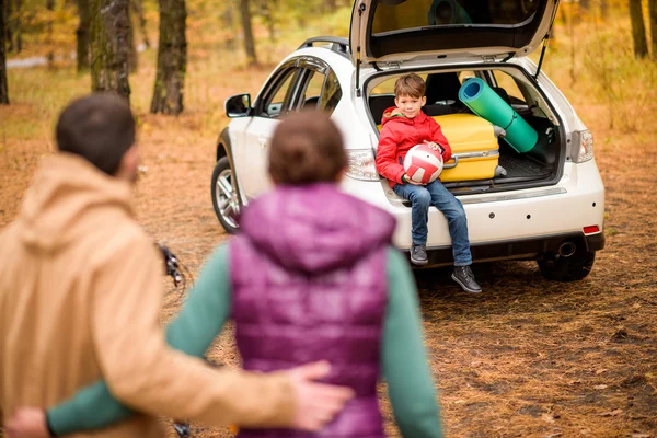 Famille heureuse jouant avec la balle — Photo de stock