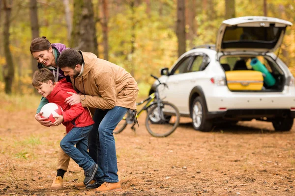 Famiglia felice giocare con la palla — Foto stock