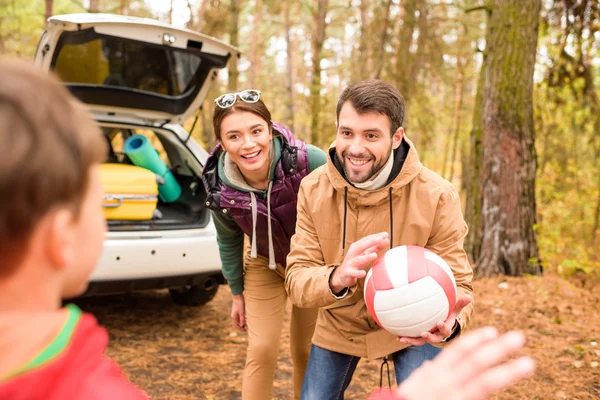 Familia feliz jugando con la pelota - foto de stock