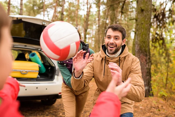 Famille heureuse jouant avec la balle — Photo de stock