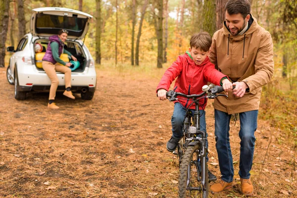 Pai ensinando filho a andar de bicicleta — Fotografia de Stock