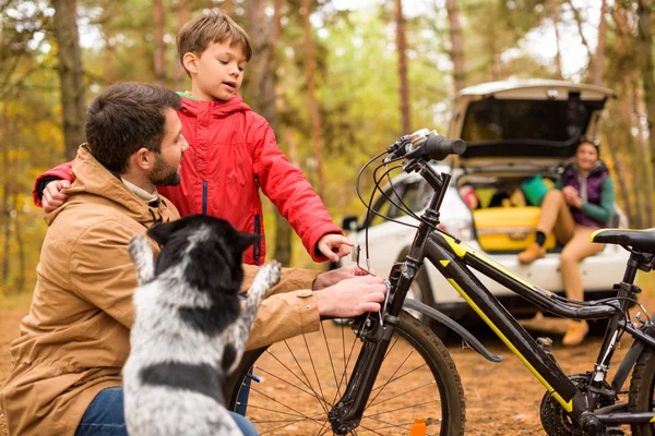 Vater lehrt Sohn Fahrradfahren — Stockfoto