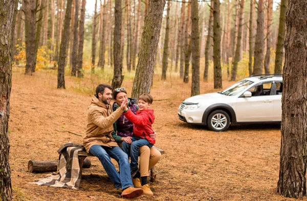 Família feliz na floresta de outono — Fotografia de Stock