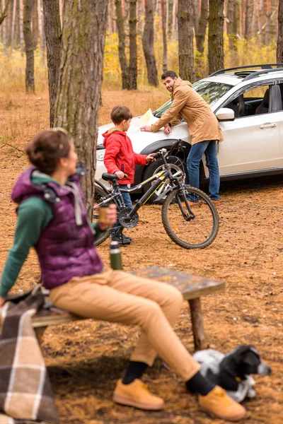 Lächelnder Vater und Sohn mit Fahrrad — Stockfoto