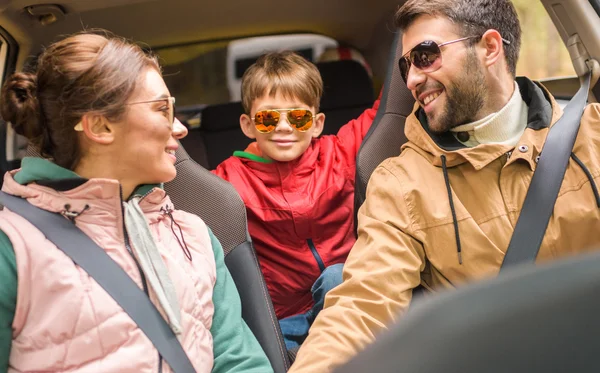 Famiglia felice che viaggia in auto — Foto stock