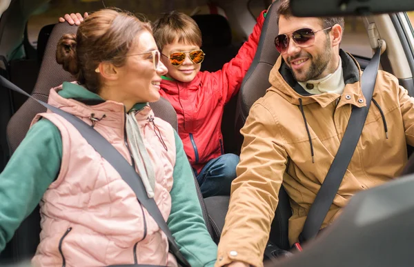 Família feliz viajando de carro — Fotografia de Stock