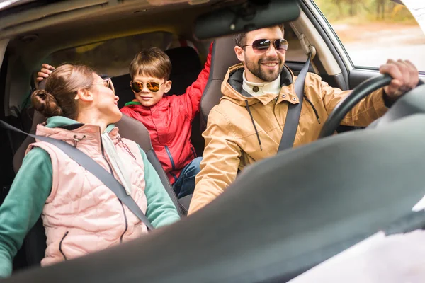 Familia feliz viajando en coche - foto de stock