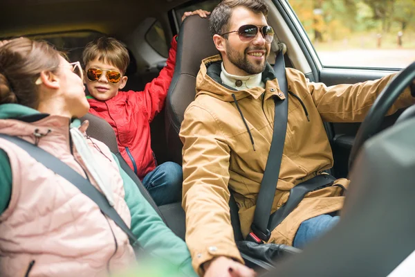 Счастливая семья путешествует на машине — стоковое фото