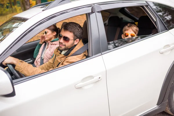 Bonne famille voyageant en voiture — Photo de stock