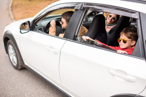 Familia feliz viajando en coche - foto de stock