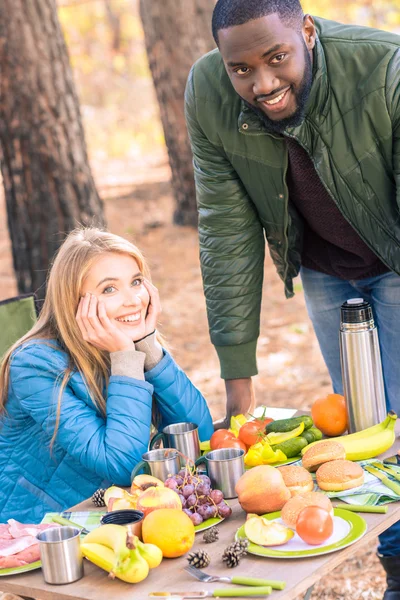 Amici sorridenti si divertono in campeggio — Foto stock