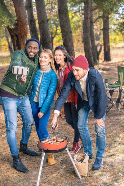 Amis prenant selfie lors de la préparation du barbecue — Photo de stock