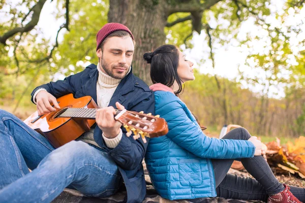 Pareja romántica en bosque otoñal - foto de stock