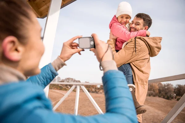 Feliz padre jugando con la pequeña hija - foto de stock
