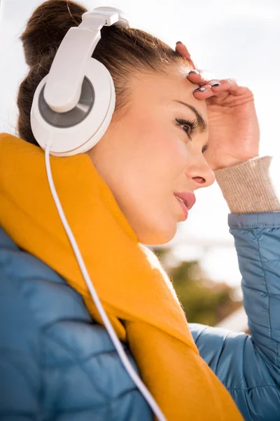 Hermosa mujer con auriculares - foto de stock