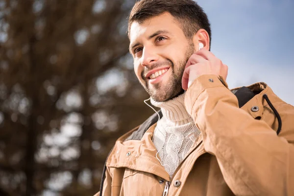 Beau jeune homme dans les écouteurs — Photo de stock