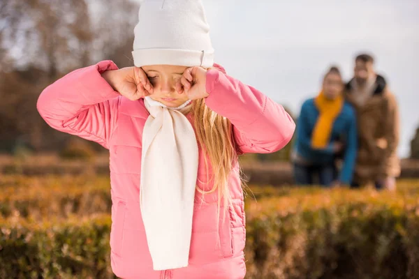 Triste niña de pie al aire libre - foto de stock