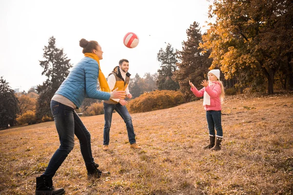Familia feliz jugando en el parque - foto de stock