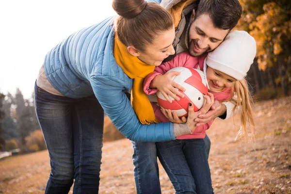 Счастливая семья, играющая в парке — Stock Photo