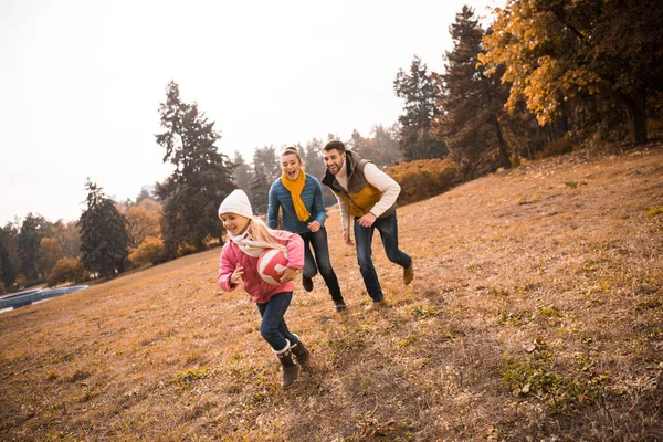 Familia feliz jugando en el parque - foto de stock