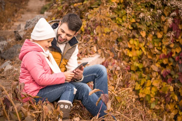 Father with daughter using tablet computer — Stock Photo