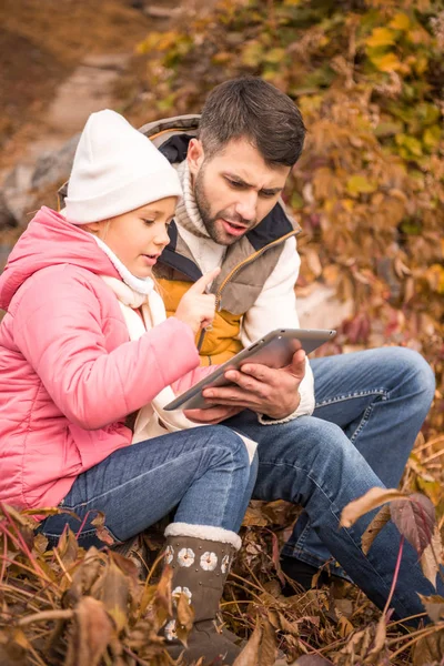 Père avec fille à l'aide d'un ordinateur tablette — Photo de stock