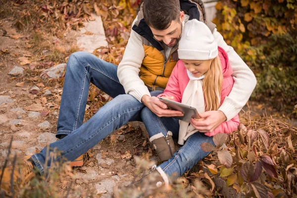 Pai com filha usando computador tablet — Fotografia de Stock