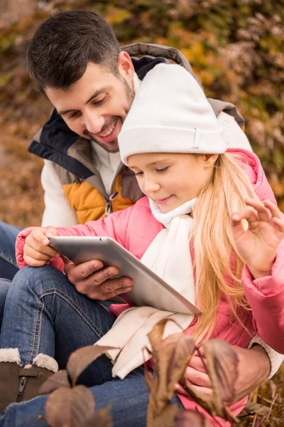 Vater mit Tochter nutzt Tablet-Computer — Stockfoto