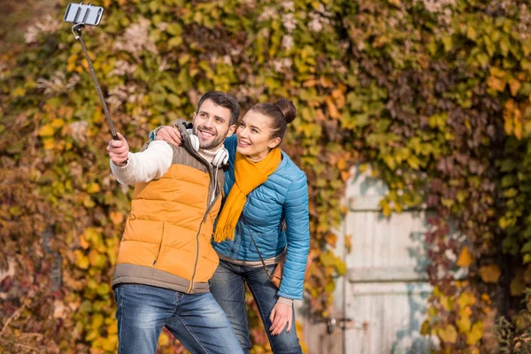 Sonriente pareja tomando selfie - foto de stock