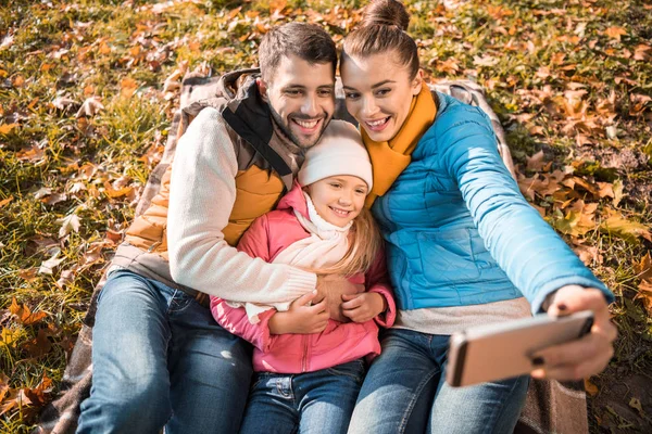 Família feliz tirando selfie — Fotografia de Stock