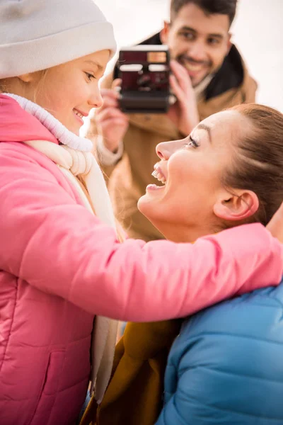 Hombre fotografiando feliz madre e hija - foto de stock