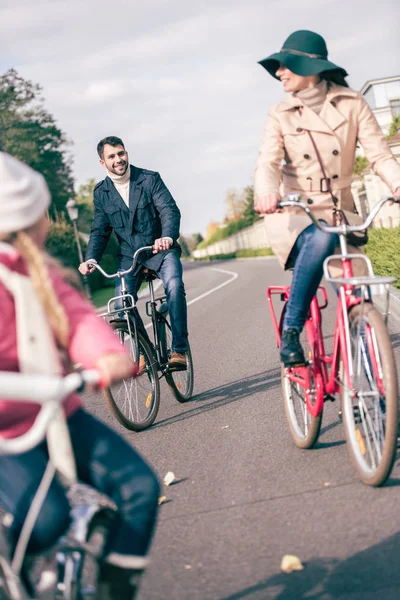 Cheerful family biking in park — Stock Photo