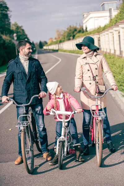 Famiglia felice con biciclette — Foto stock