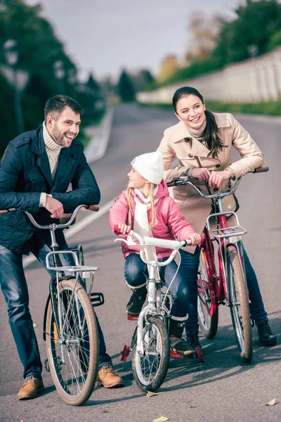 Famille heureuse avec des vélos — Photo de stock