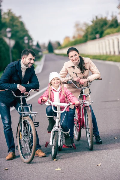 Щаслива сім'я з велосипедами — стокове фото