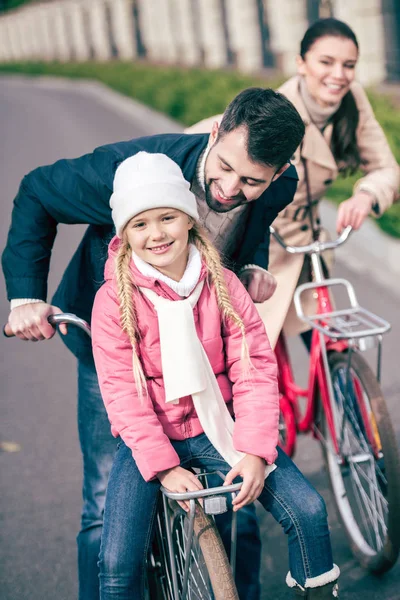 Familia feliz con bicicletas - foto de stock