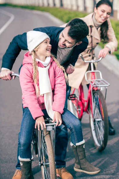 Família feliz com bicicletas — Fotografia de Stock