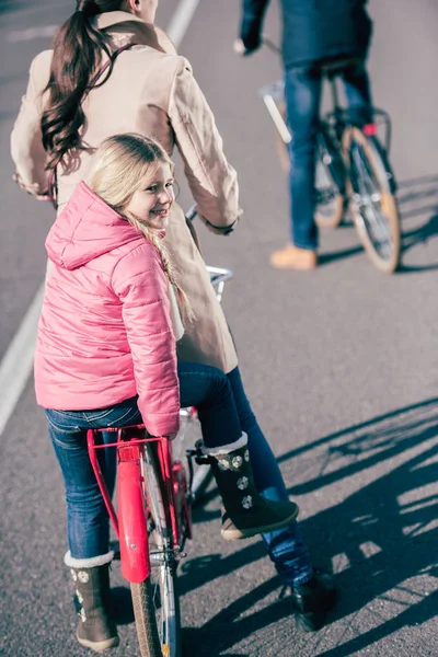 Allegra famiglia in bicicletta nel parco — Foto stock