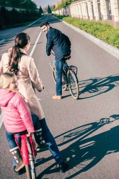 Cheerful family biking in park — Stock Photo